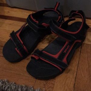 Teva Boy’s size 7